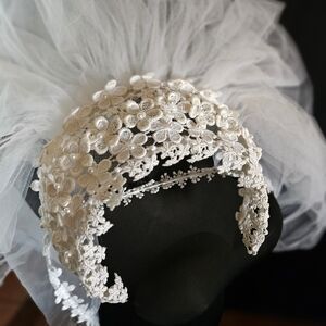 Vintage 1970s Bridal Veil Floral Lace Appliqué Pearls Ivory Tulle